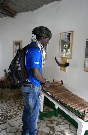 Dawda versucht sich als Musiker und stellt sich gar nicht so ungeschickt an.