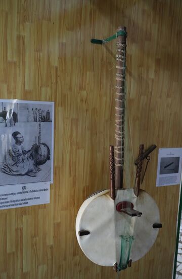 Dieses Instrument heißt Kora und ist eine 21-saitige Harfe. Ursprünglich stammt sie aus Mali, Guinea bzw. Senegal und ist das Hauptinstrument der Griots. Die Griots sind die musikalische Meister-Klasse. Eigentlich wird dieses Instrument nur von Männern gespielt, aber seit einigen Jahren spielt eine gebürtige Gambierin dieses Instrument und ist damit auch erfolgreich in Europa unterwegs. Die Künstlerin heißt Sona Jobartheh. Sie eröffnete als erste weibliche Kora-Spielerin in 2022 das Enjoy Jazz Festival. Ihr berühmter Hit „Gambia“ ist auf YouTube zu finden.