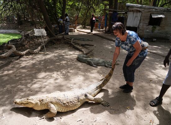 Und anschließend gehe ich mit ihm spazieren. Keine Sorge: es war immer jemand in der Nähe und man hat uns versichert, dass fast alle sehr friedlich seien. Sie werden jeden Tag gefüttert und sie mögen keine Touristen.