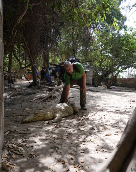 Auch Thomas traut sich an den Burschen ran.
