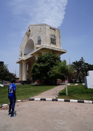 Weiter geht es nach Banjul und hier soll es hinauf gehen. Wir sehen hier den Arch 22 - das Wahrzeichen von Banjul auf der Haupt-Einfallstraße ins Zentrum der Stadt.
Der Bogen heißt auch „Never again Memorial Arch“ und erinnert an den Militärputsch am 22. Juli 1994.