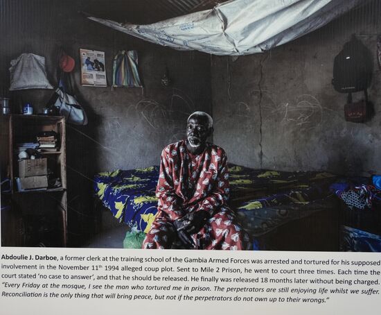 Hier sehen wir einige Aufnahmen von Opfern der Diktatur und Folter. Hinter jeder Person steckt ein grausames Unrecht. Die Ausstellung wurde von Präsident Barrow eingerichtet.