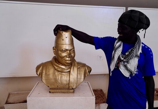 Dies war ein Geschenk der chinesischen Botschaft an den Diktator.