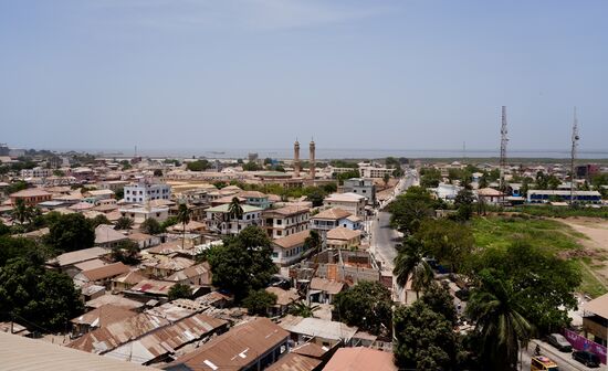 Vom höchsten Punkt des Bogens hat man eine tolle Aussicht über Banjul. Bis 1973 hießt die Stadt Bathurst. Mit ca. 45.000 Einwohnern ist Banjul sicherlich die kleinste Hauptstadt eines Landes in Afrika.