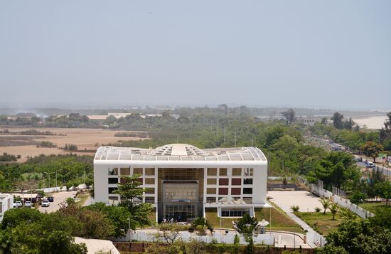 Und hier sehen wir das Parlament von Gambia. Dawda erzählt, dass hier häufig bis auf´s Blut gekämpft wird und es auch schon mal handgreiflich wird.