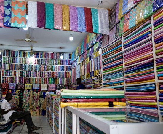 Dawda steuert als erstes einen Stoffladen an. Er erzählt, dass er für 2 Stühle noch Stoff benötigt …