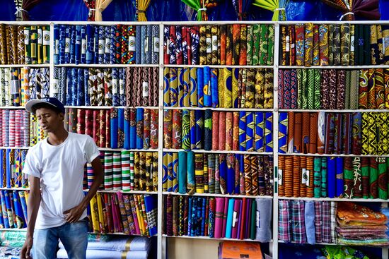 .. und es dauert nicht lande, bis er fündig geworden ist.