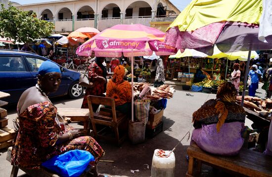 Überall reges Treiben. Hier wird smoken Fish angeboten.