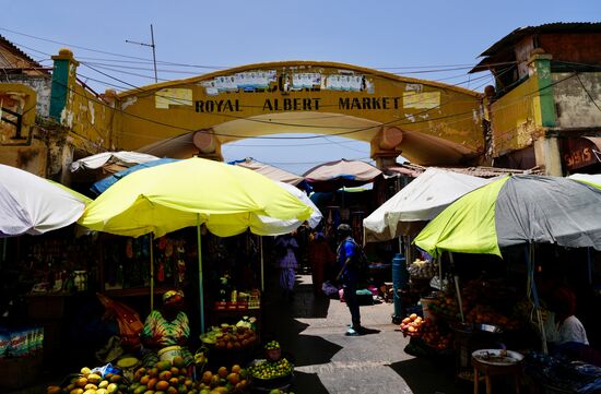 Und hier geht es zum berühmten Albert Market - einer der größten Märkte in Gambia
