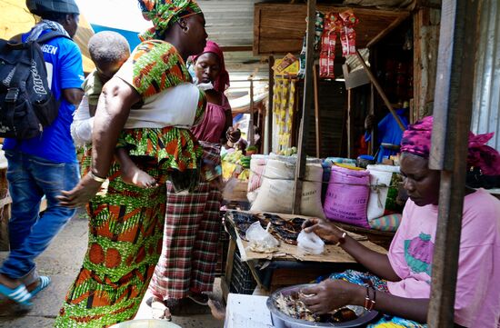 Wir gehen durch die engen Gassen. Überall wird gehandelt und man will uns in viele Shops „hineinziehen“. Aber die meisten Händler bleiben freundlich, auch wenn man nein sagt.