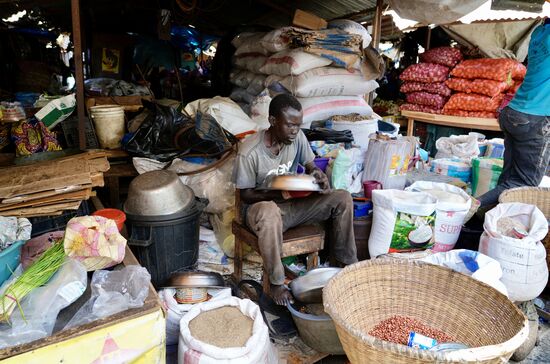 Auch dieses Händler ließ sich gerne fotografieren. Nicht alle Gambier mögen dass. Deshalb ist vorher fragen immer besser. Manche fordern dann Geld und spätestens dann sollte man davon absehen, Fotos zu machen. Andere mögen es gerne und lächeln und winken.