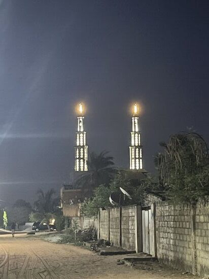 Auf dem Rückweg kommen wir an dieser großen Moschee vorbei.