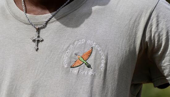 Hier hat Dawda eine Verabredung mit dem Leiter des „Kartone Bird Observatorium The Gambia“ gemacht. Wir treffen uns auf dem Gelände eines ehemaligen Sandabbaus. Auf diesem Gelände werden regelmäßig Be-Ringungen der Singvögel vorgenommen. Das hiesige Observatorium ist im internationalen Verbund mit anderen Instituten. Seit 2010 ist man hier in Gambia tätig.