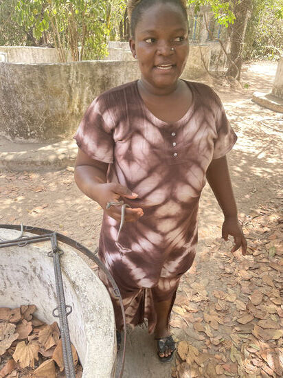 Dies ist unsere junge Guide: sie ist erst seit 5 Monaten hier, aber sie führt uns von Gehege zu Gehege, als würde sie dies schon seit Jahren.machen 
Später erzählt sie, dass ihr Onkel sie trainiert habe.
Zwischendurch reißt sie Thomas das Handy aus der Hand und macht mindestens 100 Bilder und Videos. Sie wusste das Handy bestens zu bedienen.
Zum Abschluss fragte sie uns mit einem verschmitzten Grinsen: „which is the Most poisonous snake in the world?“ - Wir sagten „Cobra“ - „No, you are wrong! The Most dangerous/poisonous snake is the snake in the mens trousers!“ 