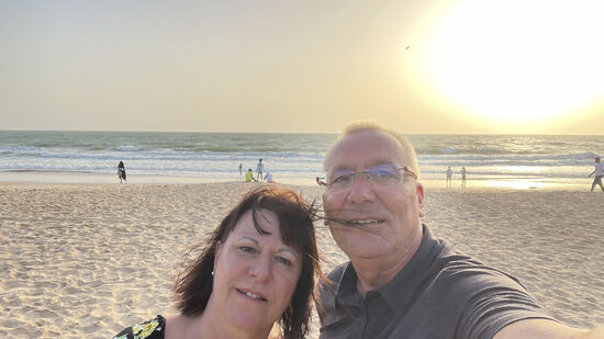 Am Abend haben wir uns mit Dawda und seiner Frau Myriam zum Essen am Strand verabredet. Es wird sehr spät, bis die beiden eintreffen, so müssen wir den Sunset alleine genießen. Heute ist es recht voll am Strand - Wochenende halt.