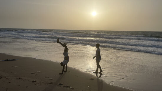 Morgen Abend um diese Zeit sind wir schon hoch in der Luft und auf dem Weg nach Hause. Der Abend mit Dawda und seiner Frau Myriam ist sehr schön. Wir genießen das gute Abendessen und bedauern ein wenig, dass wir Myriam erst jetzt kennengelernt haben. Aber so ist das leider: die Frauen der Guides kümmern sich um die Familien, wenn die Männer unterwegs sind.
Die Unterhaltung mit den Beiden war sehr informativ und gleichzeitig haben wir auch viel gelacht. An einem solchen Abend erfährt man so viel über Land und Leute und man wird einmal mehr daran erinnert, wie gut es uns in Deutschland bzw. In Europa geht. Und trotz allen sind die Menschen hier dankbar und glücklich. Und einfach ein wenig bescheidener.
Und wenn man diese Kinder am Strand spielen sieht, glaubt man nicht, dass es ihnen an etwas fehlt.
Dawda und seine Frau haben 4 Kinder und die Ausbildung der Kinder ist für sie sehr wichtig. 3 Kinder gehen bereits zur Schule. Alle 3 Monate muss das Schulgeld aufgebracht werden. Die Beiden sind froh, dass nach den Corona-Jahren jetzt wieder mehr Touristen kommen. So haben sie etwas Reserven für das Schulgeld und fürs Leben.
Im nächsten Monat beginnt die Regenzeit und dann werden keine Touristen mehr kommen. Mindestens 3 Monate kein Einkommen. In der Zeit baut Dawda weiter an ihrem 2-Raum-Haus. Zwei Zimmer für 6-8 Personen. Dawdas Mutter und ein Bruder sollen mit einziehen.
Und trotz allem haben wir Dawda als lustigen, zufriedenen und ehrlichen Menschen kennengelernt. Wer plant, nach Gambia zu reisen, sollte Dawda kontaktieren. Wir können uns keinen besseren Guide vorstellen.