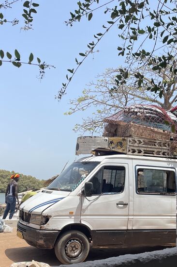 Auch diese Ladung wird auf das Boot gebracht. Wir sitzen bei einem kalten Softdrink und beobachten das Schauspiel.