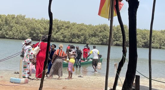 Und das ist die ganze „Baggage“, die mit den Matratzen und Stühlen aufs Boot gehen. Im Hintergrund sieht man bereits das Ufer des Senegal. Hier wartet man auf die Menschen und das Material. Beide Länder leben friedlich nebeneinander. Für den kleinen Grenzverkehr benötigt hier niemand Papiere.