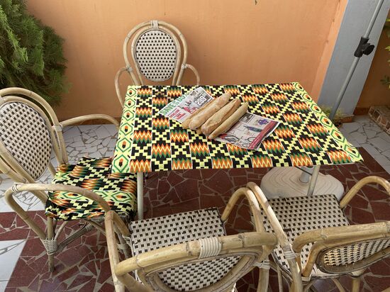 Ich bin wieder früh aufgestanden und bin zum Bäcker in der Straße. Diese lokalen Baguettes kosten 10 GMD /Stück