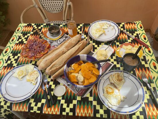 Dawda ist nicht nicht da, aber wir beginnen mit Gilbril schon mal das leckere Frühstück.