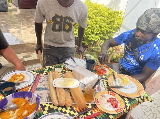 Dawda taucht dann doch auf und freut sich über das Frühstück.