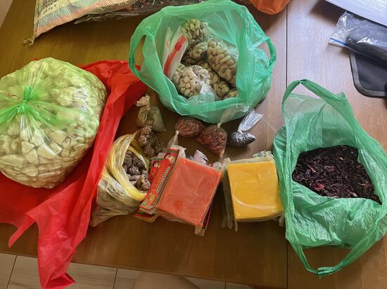 Ich mache mich noch mal auf zum Markt. Gilbril begleitet mich und wir kommen mit vielen Tüten zurück. Baobab-Tree Früchte, Hibiskusblüten und allerlei Gewürze. Wir lassen uns von Gilbril genauestens erklären, wie die Dinge zubereitet werden bzw. wofür sie gut sind.