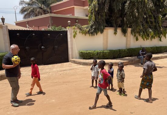 Wir haben vor ein paar Tagen einen Fußball gekauft. Diesen wollen wir den Kindern der Straße schenken. Gilbril trommelt sie zu einem Spiel zusammen.