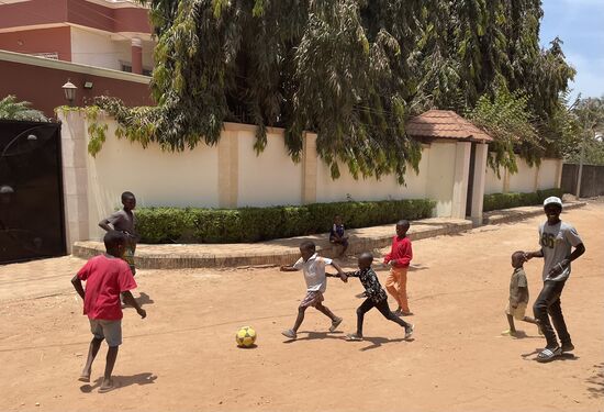 Die Freude bei den Kindern ist riesengroß, ein Fußball ist schon etwas besonderes. Gilbril spielt in Adiletten…