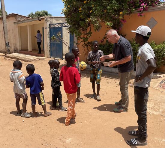 Der Rest der Süßigkeiten wird verteilt.