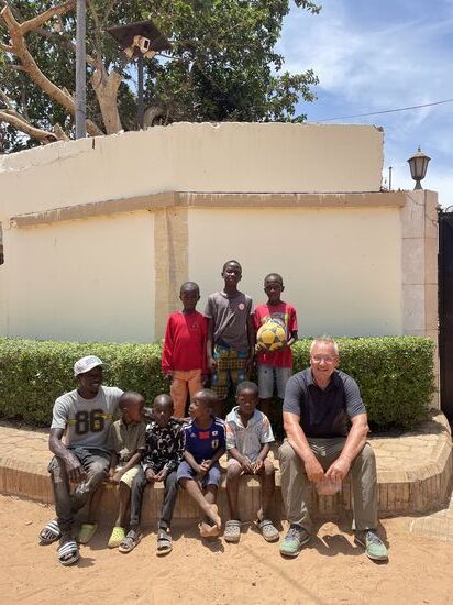 Und natürlich gibt es ein Mannschaftsfoto. Thomas hat recht schnell das Handtuch beim Spiel geworfen. Über 30 Grad und flinke Kinder brachten ihn schön auf Trab.
