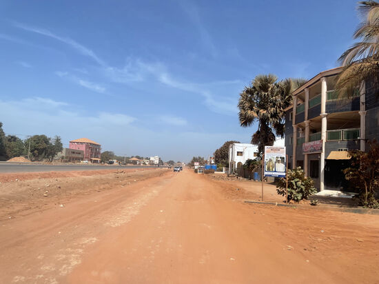 Am Nachmittag um drei geht es dann nach Banjul zum Flughafen.