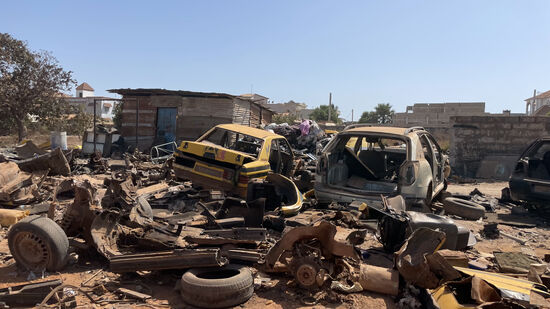 Ob es sich hier um die Unfallfahrzeuge handelt, wissen wir nicht. Wir denken eher, es handelt sich hier um die Ersatzteillager für die vielen Schrottkisten auf den Straßen.