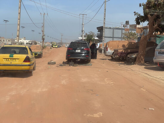 Panne - das Fahrzeug steht hier mitten auf der Fahrbahn - und es wird direkt an Ort und Stelle repariert. Man fährt halt drum herum.