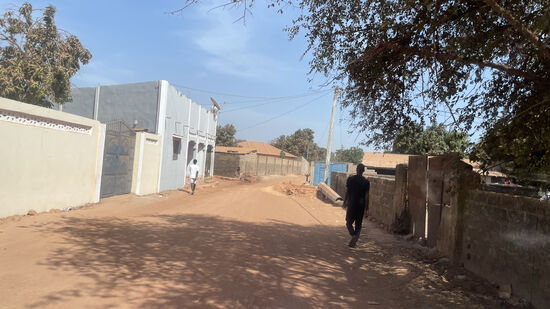 Wir müssen noch ein paar Umwege fahren, weil die Hauptstraße gesperrt ist.