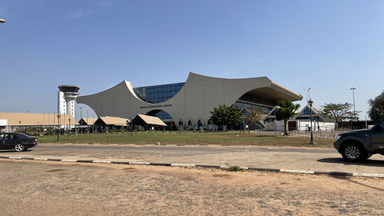 Der Flughafen ist recht klein. An diesem Tag gehen nur 2 Flüge ab und 2 kommen an.
