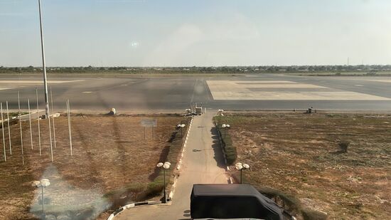 Dementsprechend geschäftig ist es auf dem Flugfeld. Unser Flieger ist gerade gelandet und wird jetzt betankt. Um 19:30 Uhr geht es dann in die Lüfte.