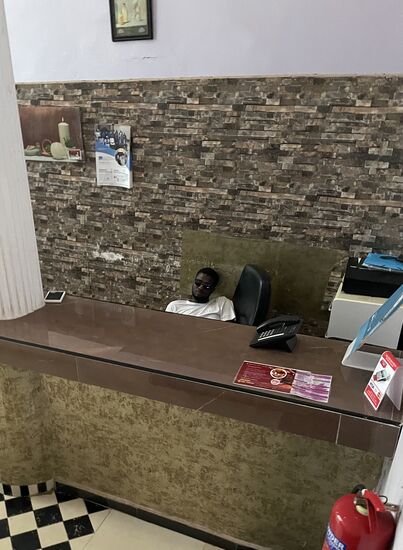 Er hatte Nachtschicht an der Rezeption…