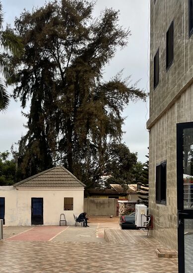 Er hatte wohl auch Nachtschicht am Eingang des Hotels—
Abgesehen davon, dass das wifi gut funktionierte, kann man das Hotel nur bedingt empfehlen, aber für 42 Euro inkl Frühstück ist es okay.
Ich hatte mich auch verguckt, dachte, es wäre direkt am Airport—aber wir mussten doch fast eine Stunde fahren für die 22km