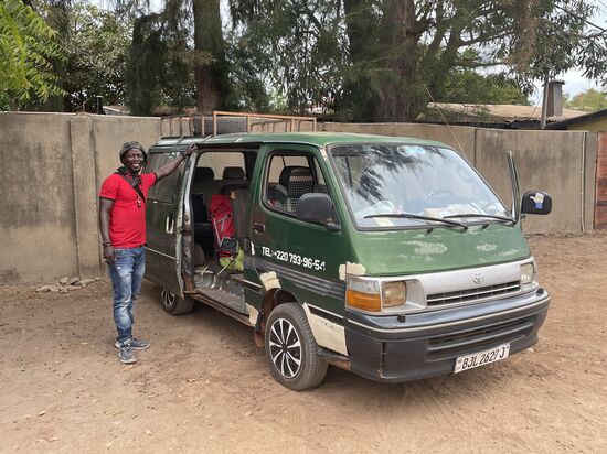 Dawda steht pünktlich um 8.00 Uhr bereit und um 08.30 Uhr starten wir