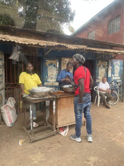 Dawda hat noch nicht gefrühstückt und kauft sich hier ein Baguette, welches mit Kohl und gebratener Kuhleber belegt wird