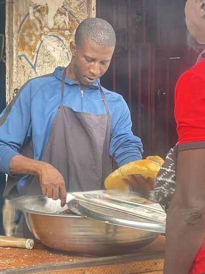 Wir haben es probiert und es schmeckt in der Tat recht gut!
Es kostet 100 GMD- das sind umgerechnet etwa 1,50 Euro
Aber auch hier schreitet die Inflation voran: Dawda berichtet, dass es vor nicht allzu langer Zeit 25 GMD —dann 75 GMD gekostet hat