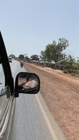 Und es geht weiter:…rechts sieht man oft die grünen Flaggen, sie signalisieren die Sympathie zum vorherigen Präsidenten. (Vor 2017) Er kam hier aus der Region und stellte allen Menschen hier kostenlosen Strom zur Verfügung
Er lebt nun im Exil in Äquatorialguinea