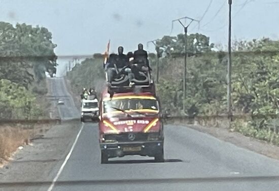 Alle fahren nach „Soma“ zur Wahlparty für die Gegenpartei—die „UDP“- wie wir auf den Fahnen, die sie schwenken erkennen.