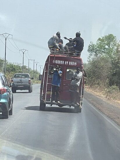 Das sind die „Public- Busse“ -sie sind immer Rappelvoll- in einem 7-Sitzer werden 15 Leute mitgenommen, in dem größeren über 20