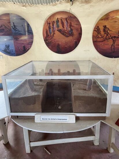 Es gibt auch ein kleines Museum, in dem man sehen kann wie die Menschen bestattet wurden und drum herum die Steine waren