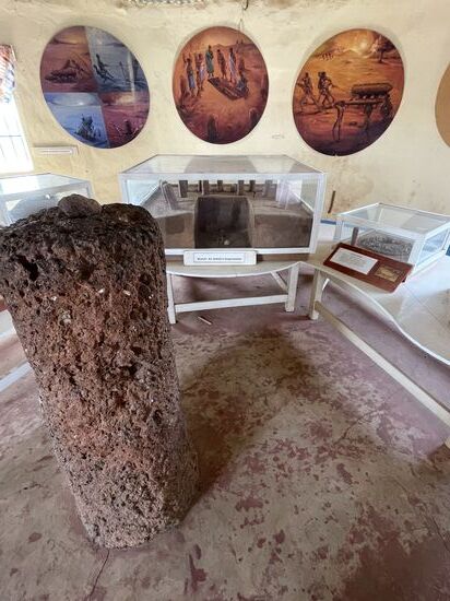Die Steine wurden mit Eisenwerkzeugen aus Latherit-Steinbrüchen gewonnen
