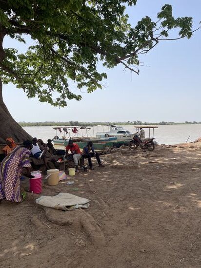 Nun fahren wir zur Bootsstelle - hier warten im Schatten der Bäume die Bootsführer und ihre Familien auf Kundschaft