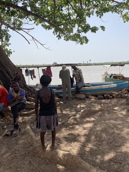 Dawda hat ein Boot für uns bestellt, wegen der „Low Season“ ist sehr wenig Betrieb