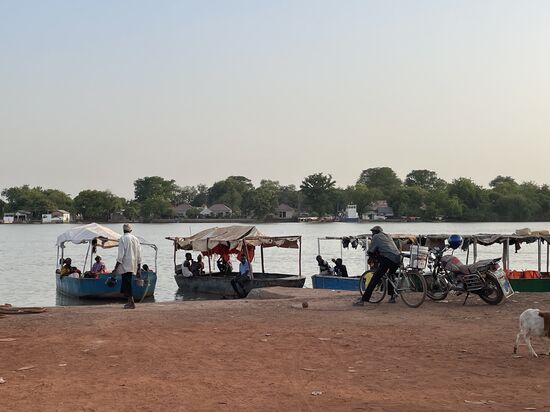 Kleine Boote setzen auch über oder fahren zum fischen raus