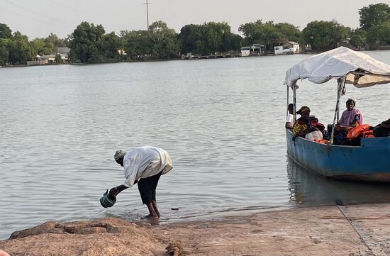 Papa holt noch schnell frisches Teewasser aus dem Fluss…